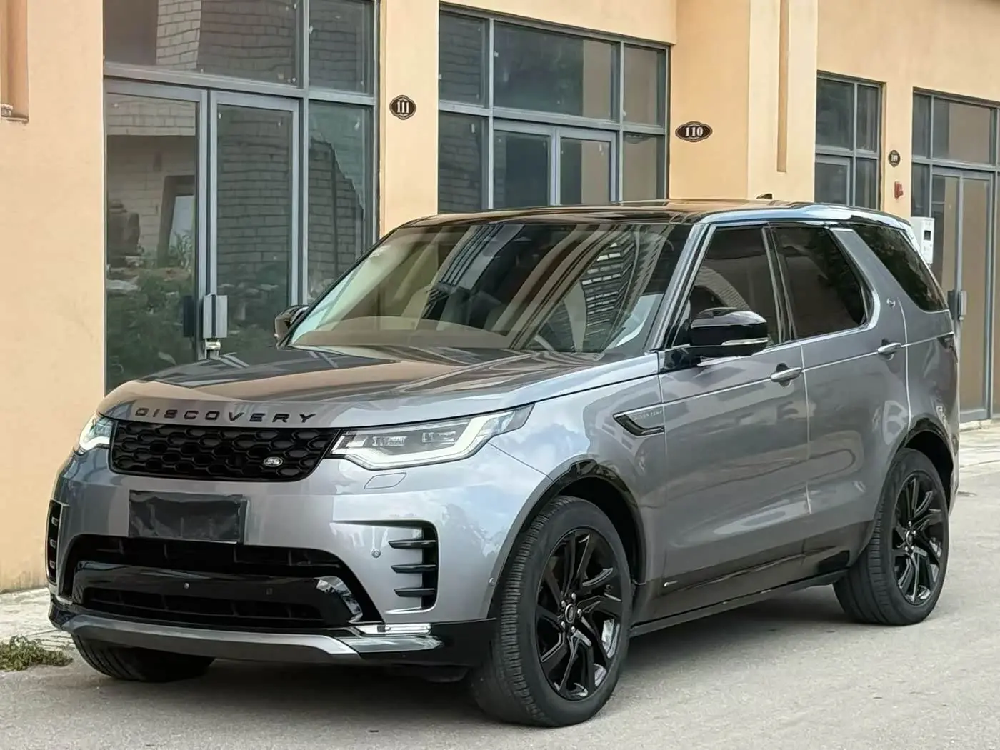 Land Rover Discovery 2021 — Фото 1/9