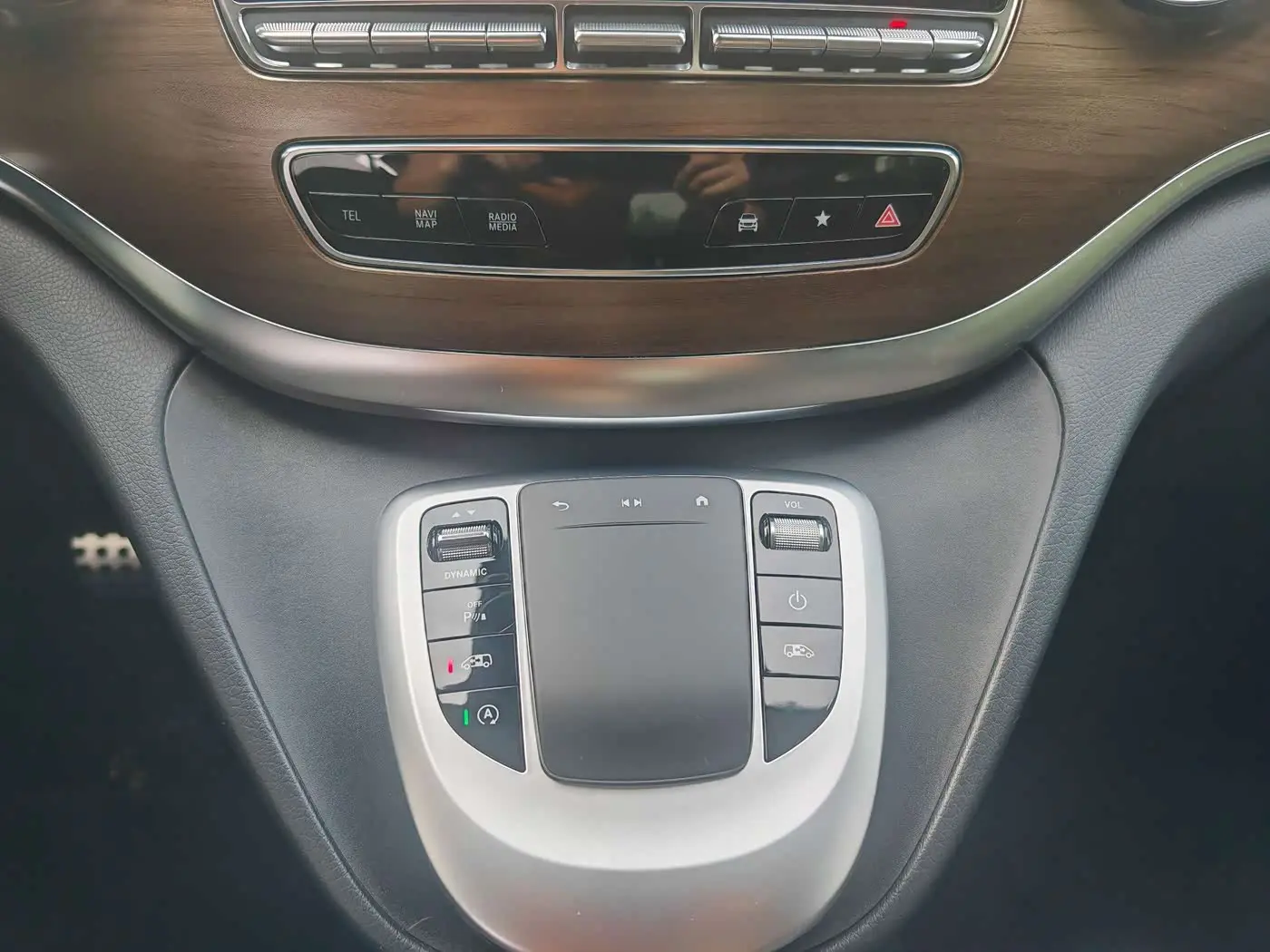 Mercedes-Benz V-Class 2023 — Photo 11/20