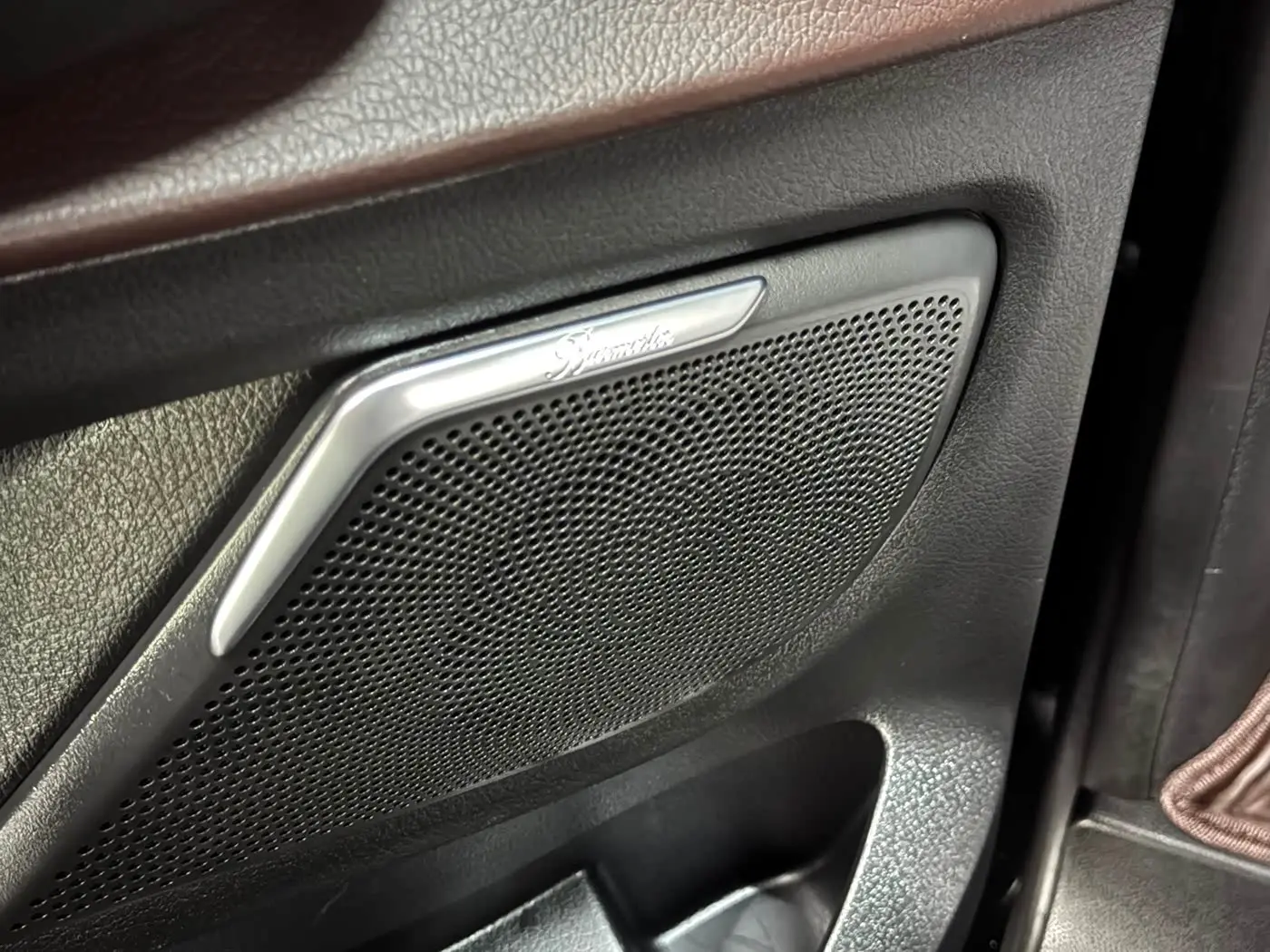Mercedes-Benz V-Class 2023 — Фото 6/15