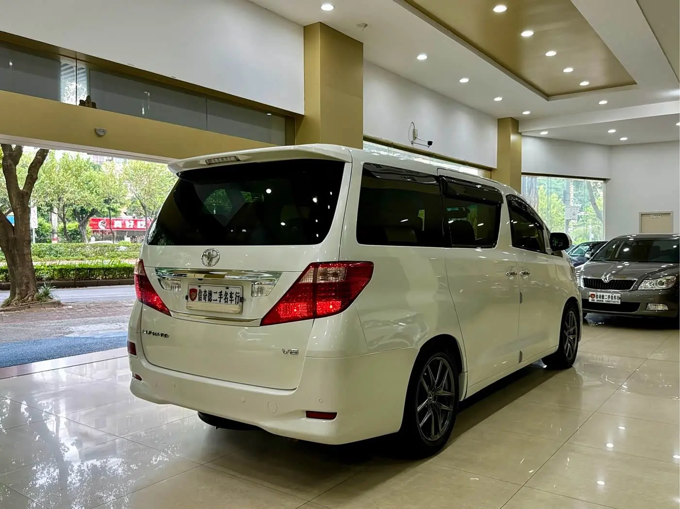 Toyota Alphard 2010 — Photo 3/20