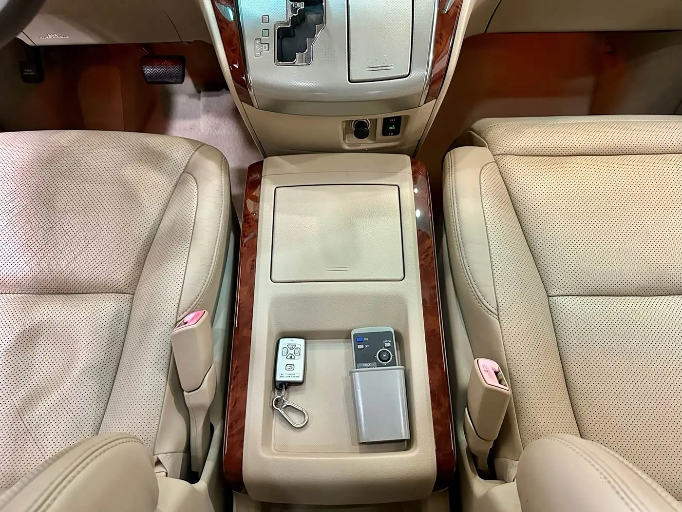 Toyota Alphard 2010 — Photo 16/20