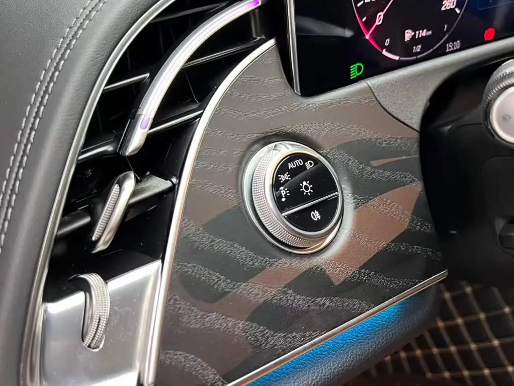 Mercedes-Benz E-Class 2024 — Photo 7/18