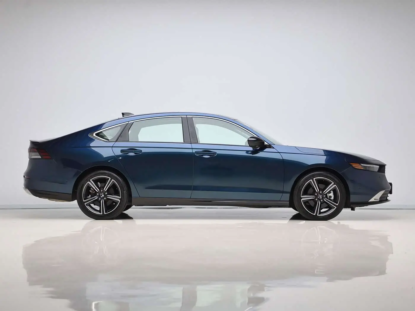 Honda Accord New Energy 2023 — Photo 8/20