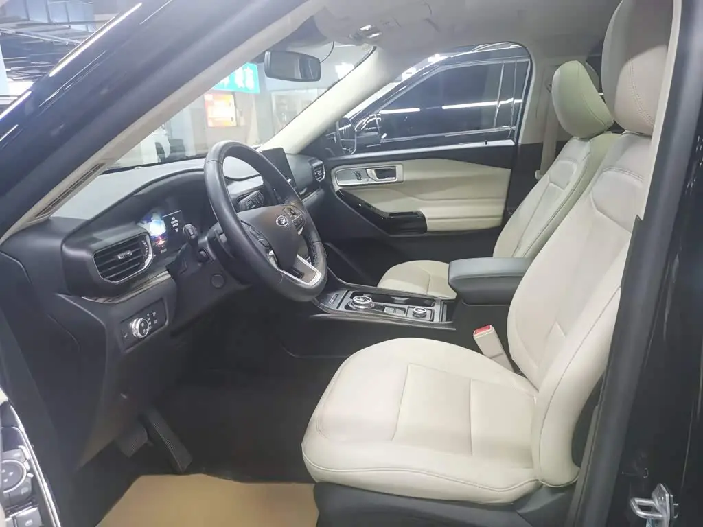 Ford Explorer 2020 — Photo 18/20