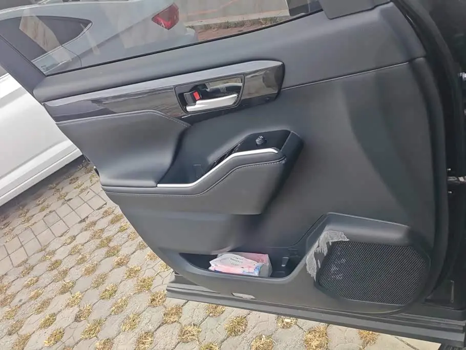 Toyota Crown Kluger 2024 — Photo 7/16
