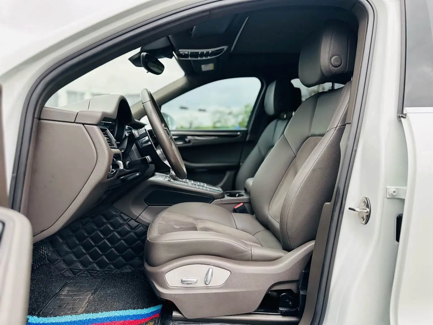 Porsche Macan 2017 — Photo 8/20