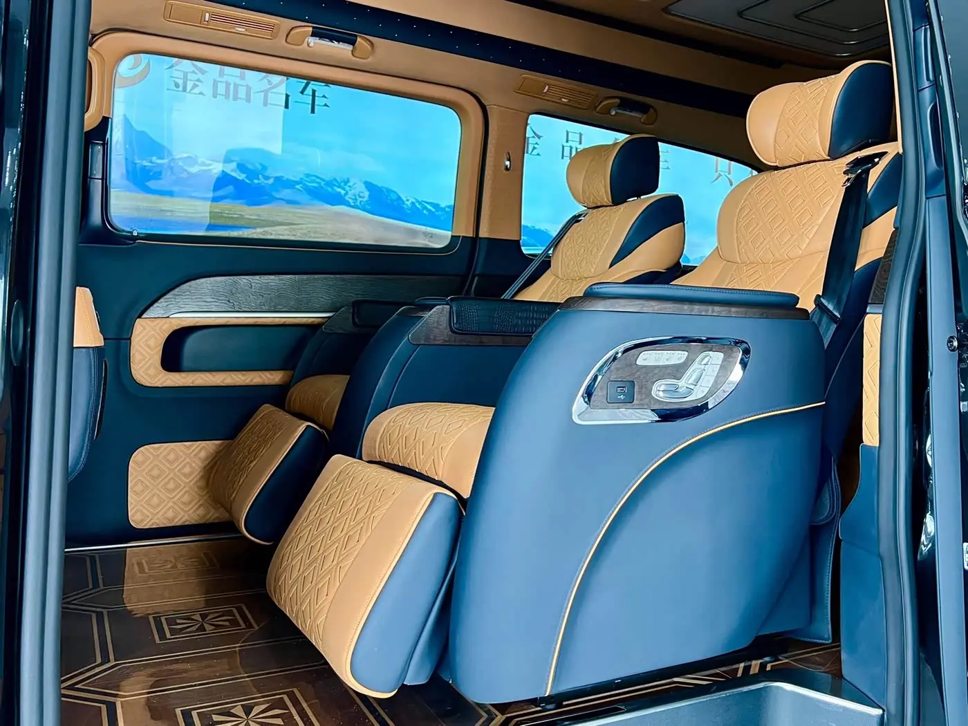 Mercedes-Benz V-Class 2021 — Photo 10/20