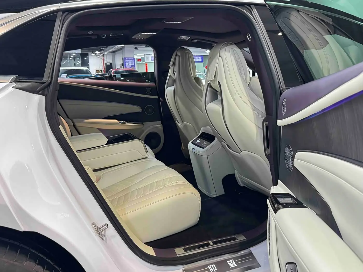Yangwang U7 2025 — Photo 16/20