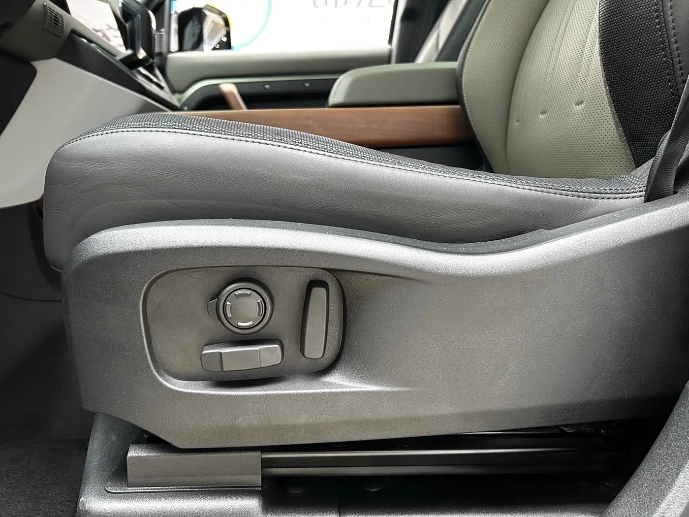 Land Rover Defender 2022 — Photo 7/20