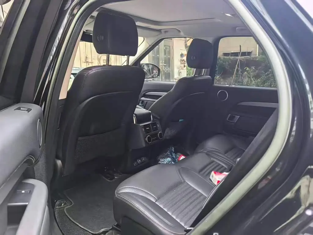 Land Rover Discovery 2023 — Photo 6/9