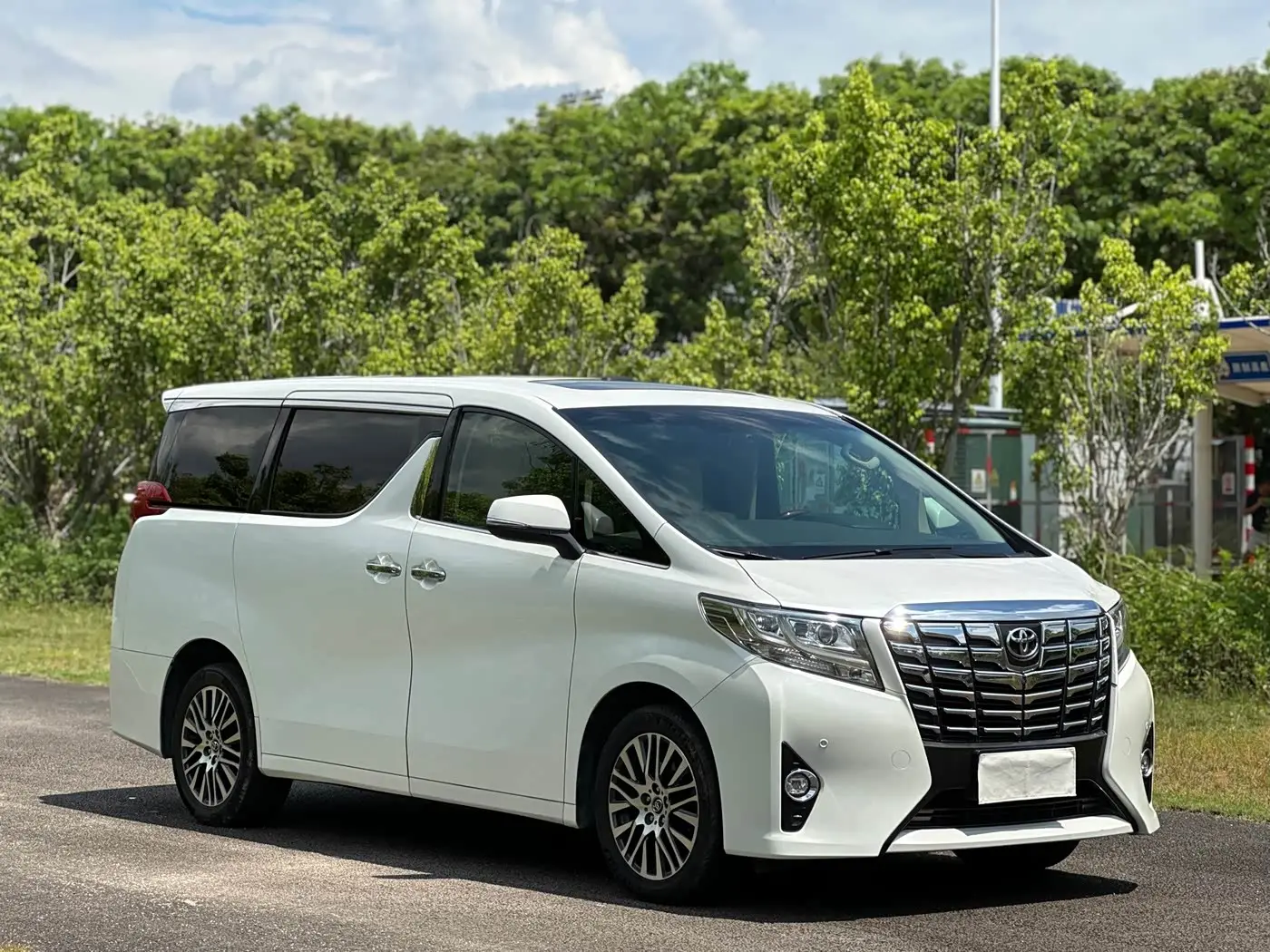 Toyota Alphard 2017 — Photo 3/19