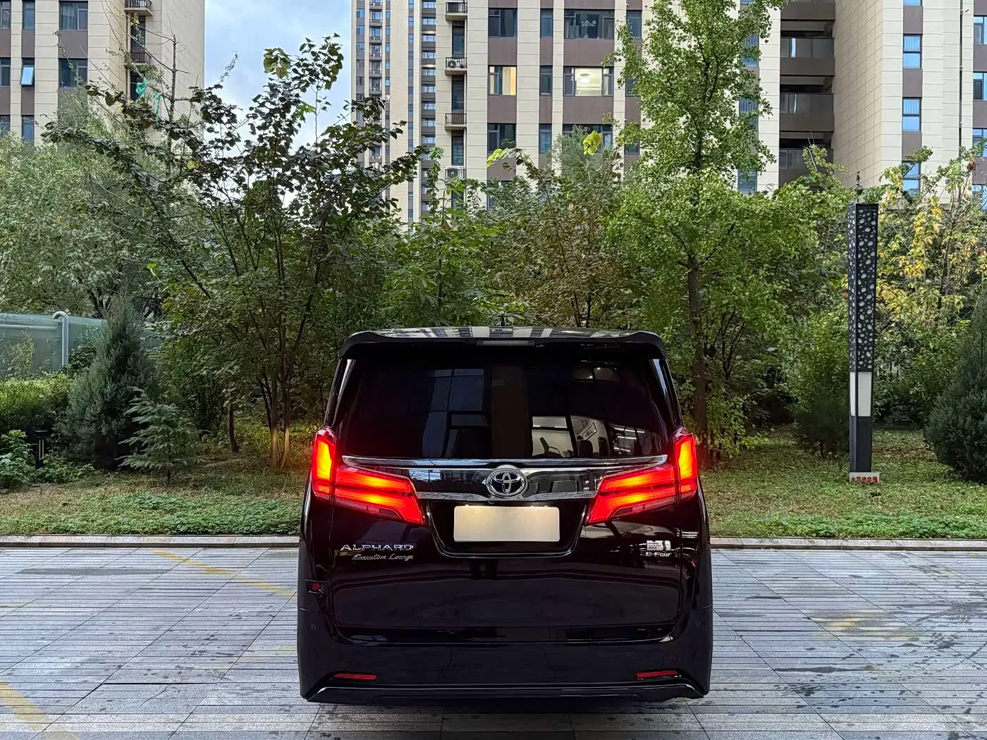 Toyota Alphard 2024 — Photo 6/16