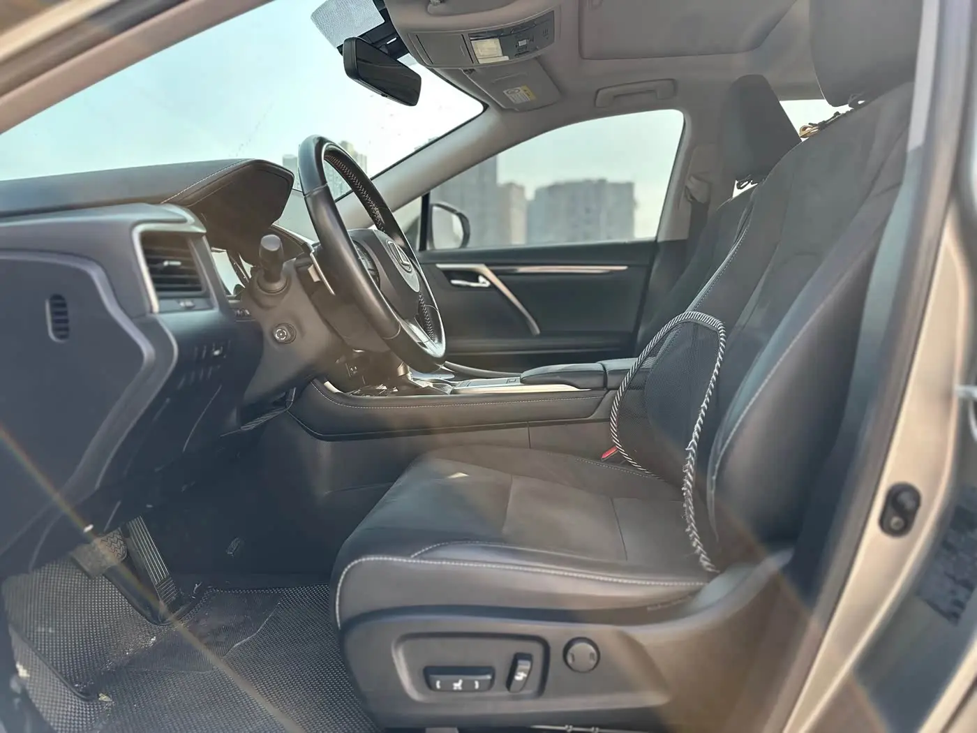 Lexus RX 2021 — Photo 7/20
