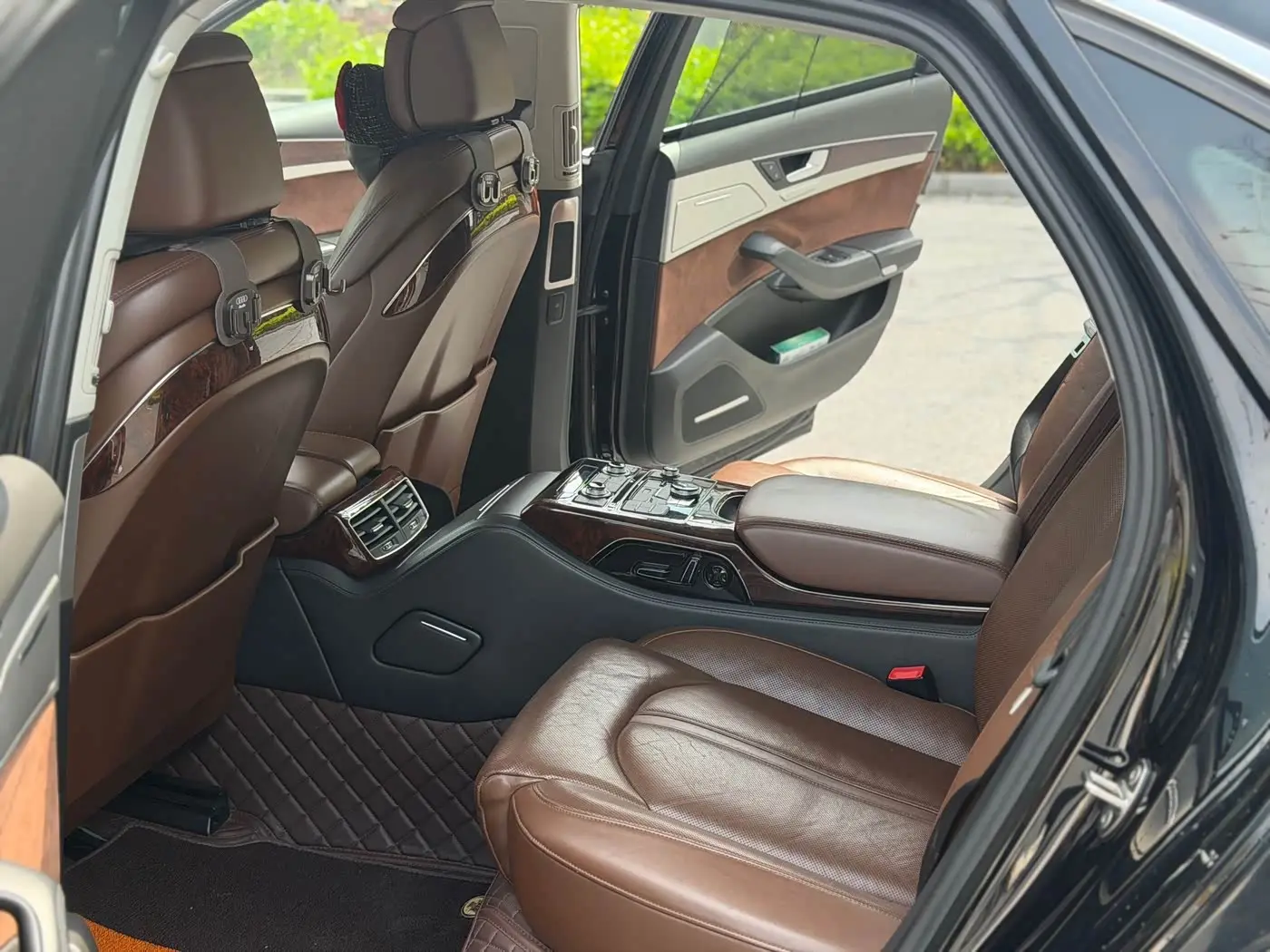 Audi A8 2014 — Photo 12/16