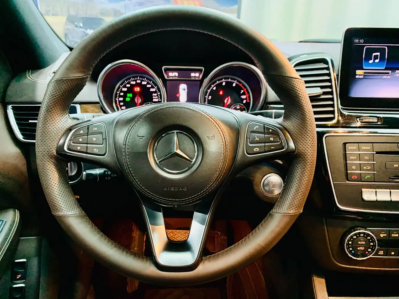 Mercedes-Benz GLS 2018 — Photo 12/20