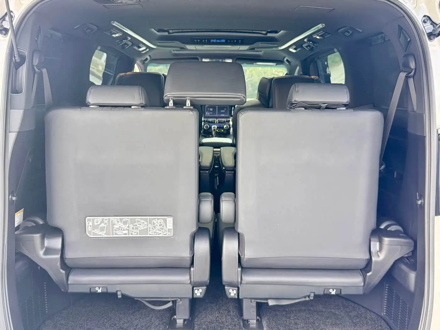 Toyota Alphard 2022 — Photo 14/17