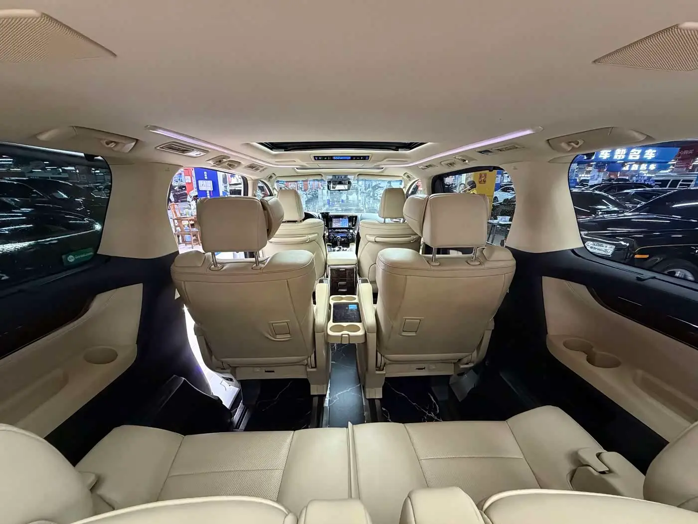 Toyota Alphard 2019 — Photo 15/20