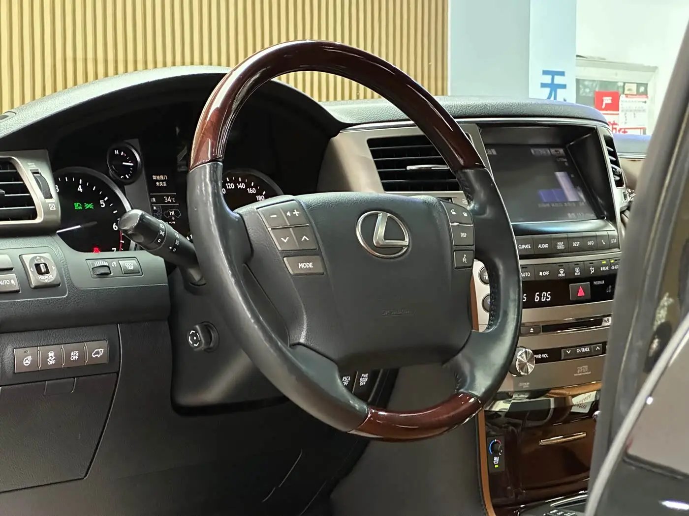 Lexus LX 2014 — Фото 8/18