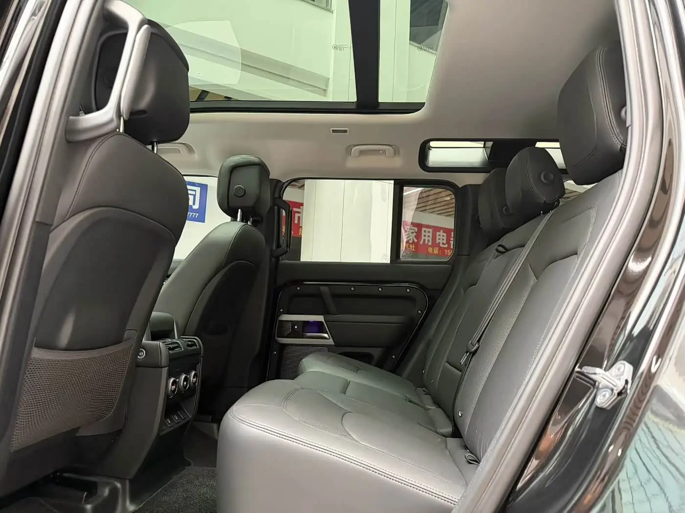 Land Rover Defender 2024 — Photo 6/9