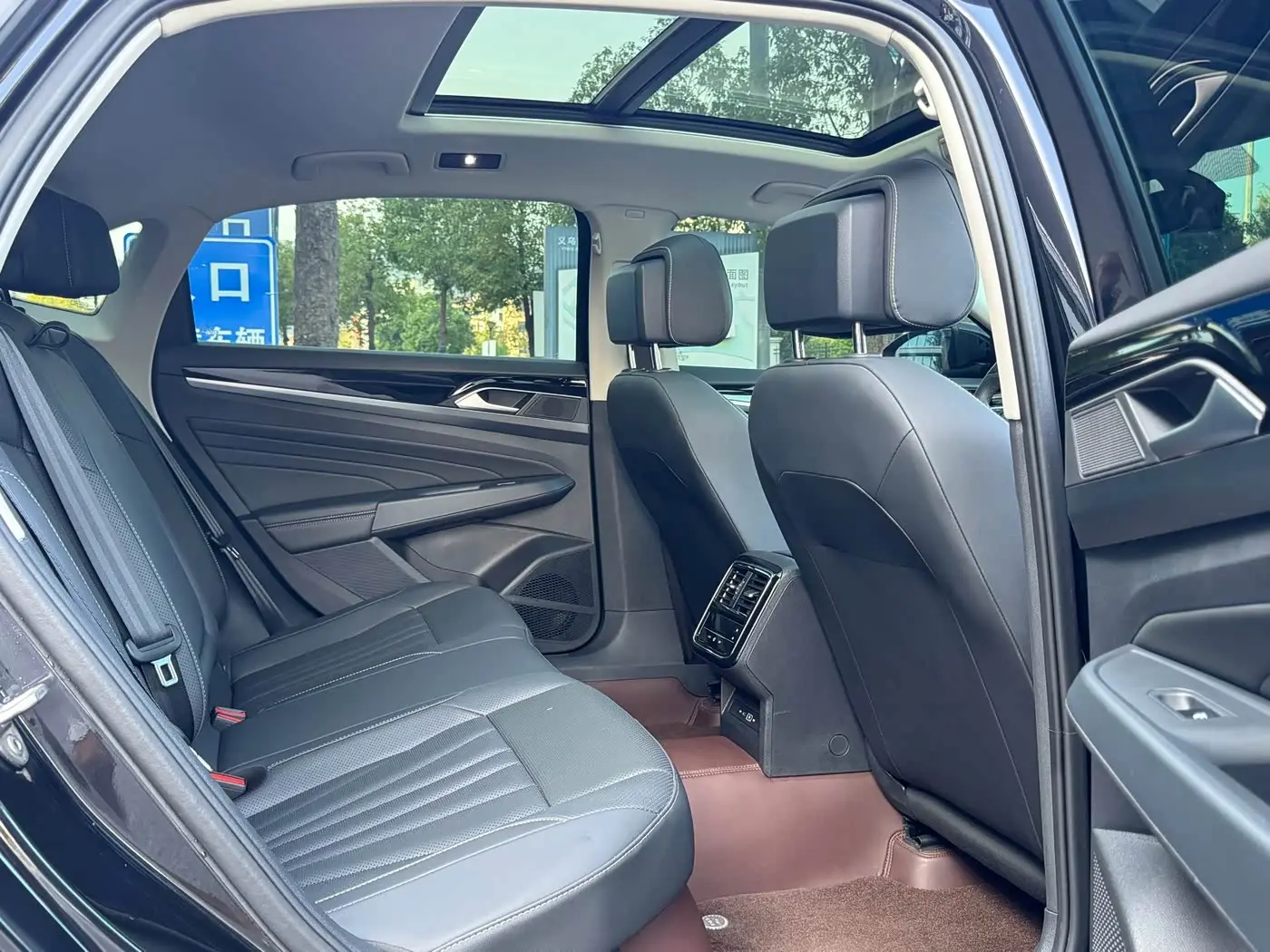 Volkswagen Passat 2025 — Photo 12/19