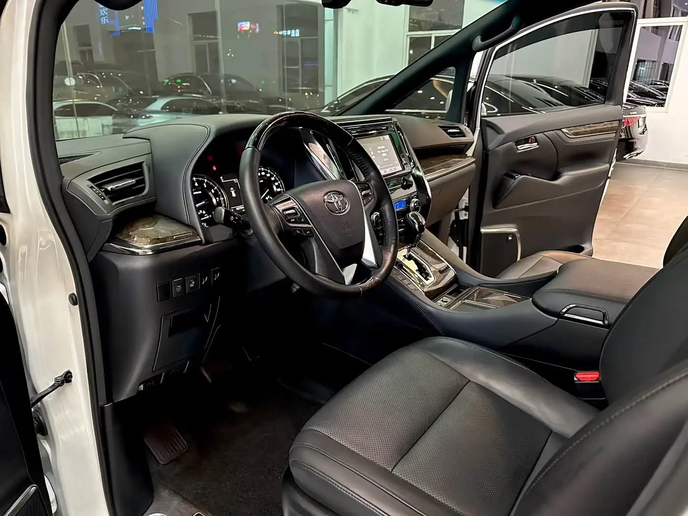 Toyota Alphard 2018 — Photo 6/9