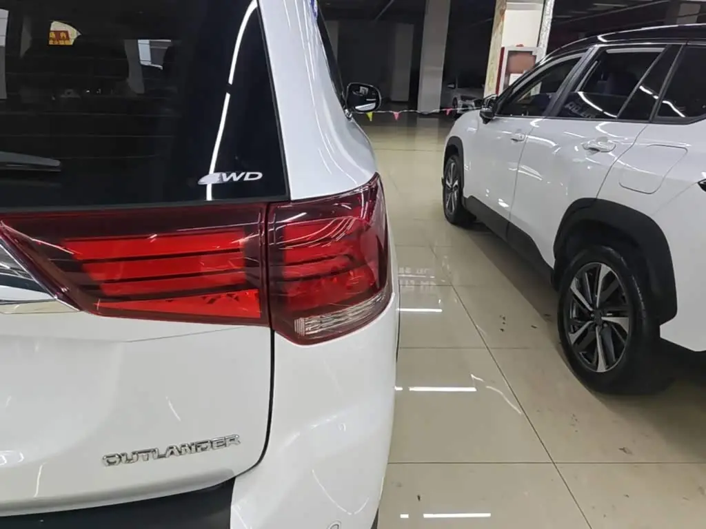 Mitsubishi Outlander 2021 — Photo 8/20
