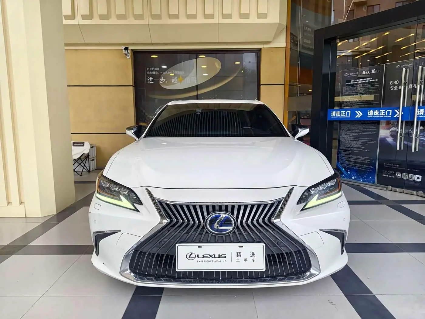 Lexus ES 2020 — Photo 2/20