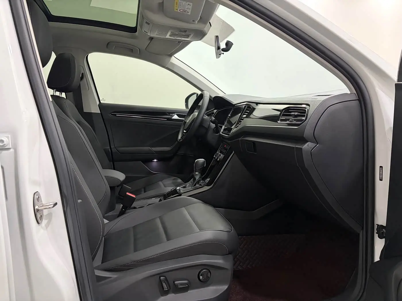 Volkswagen T-ROC 2023 — Şəkil 14/18
