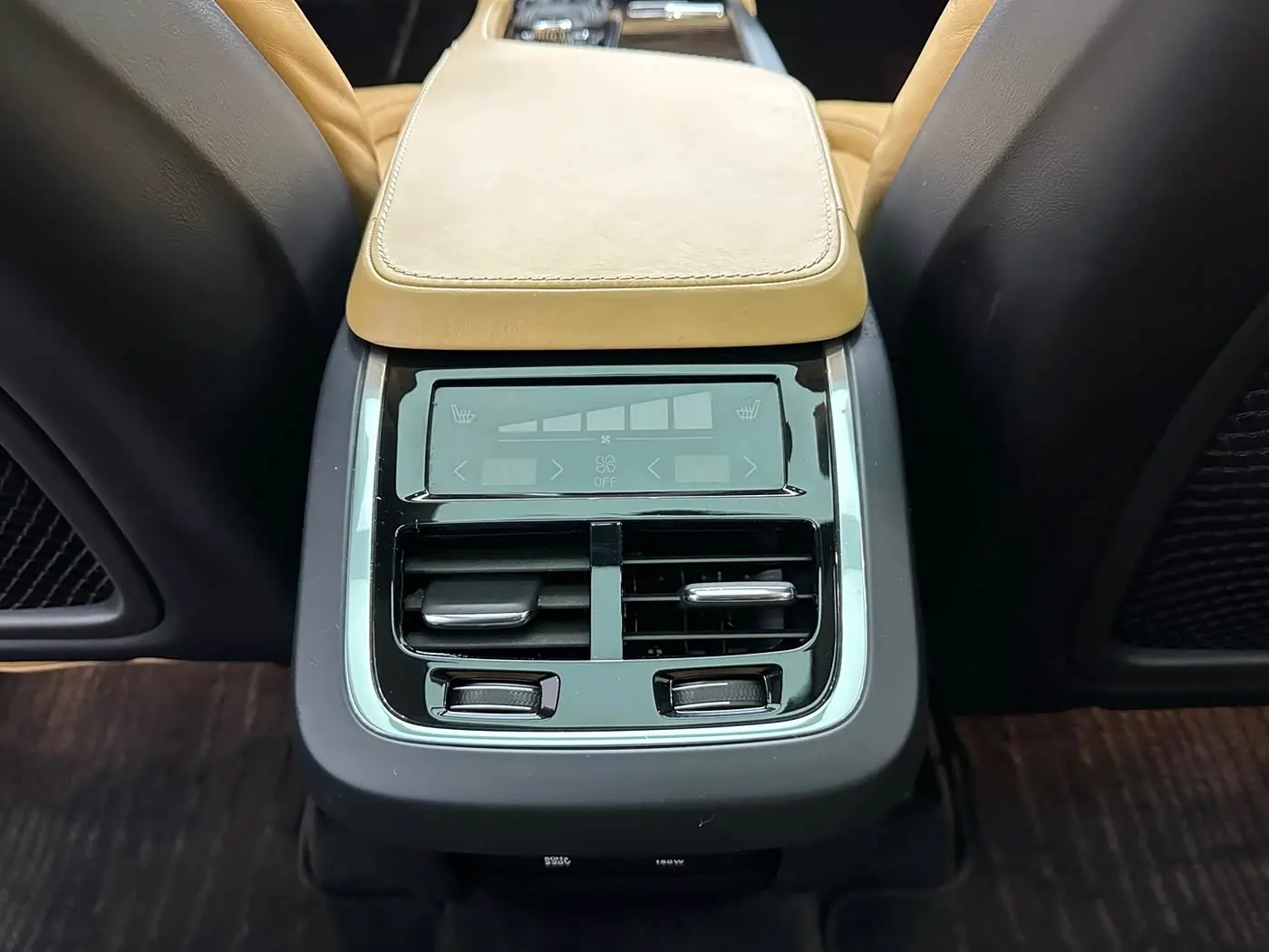 Volvo XC90 2016 — Photo 18/20