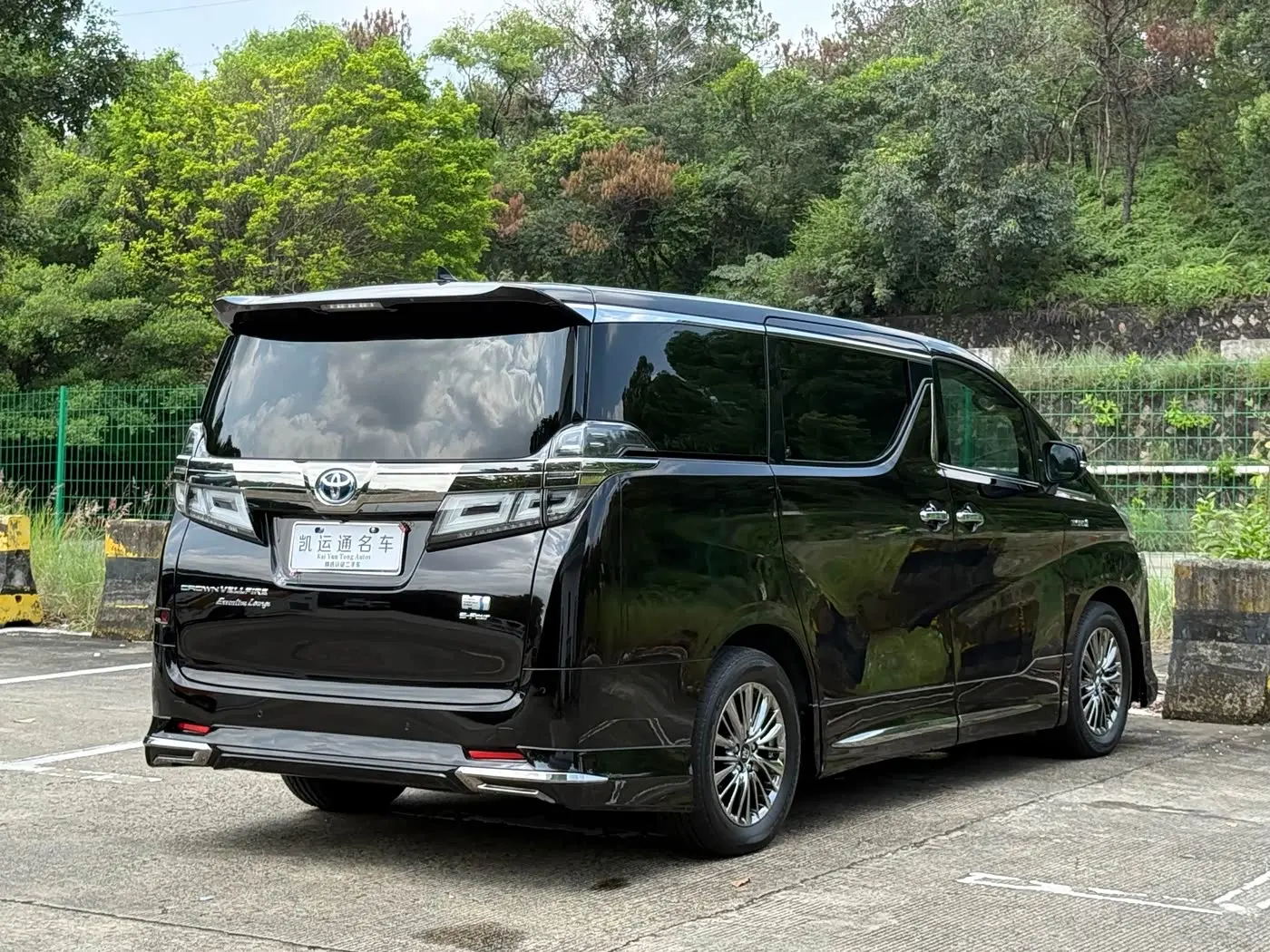 Toyota Vellfire 2022 — Photo 10/11