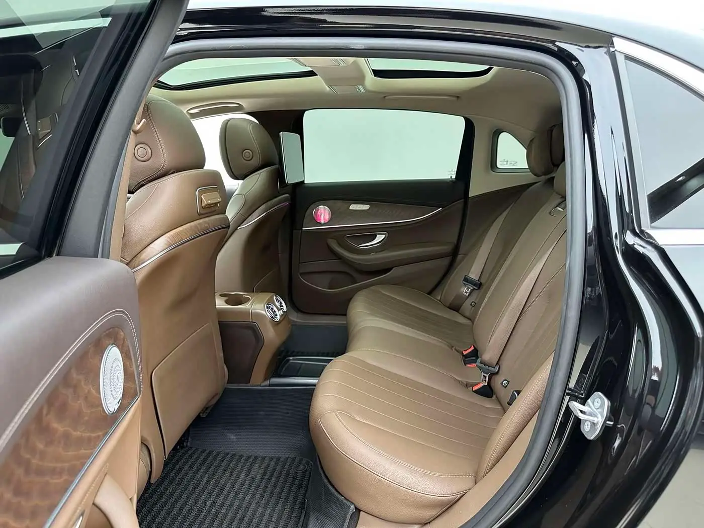 Mercedes-Benz E-Class 2019 — Photo 7/8