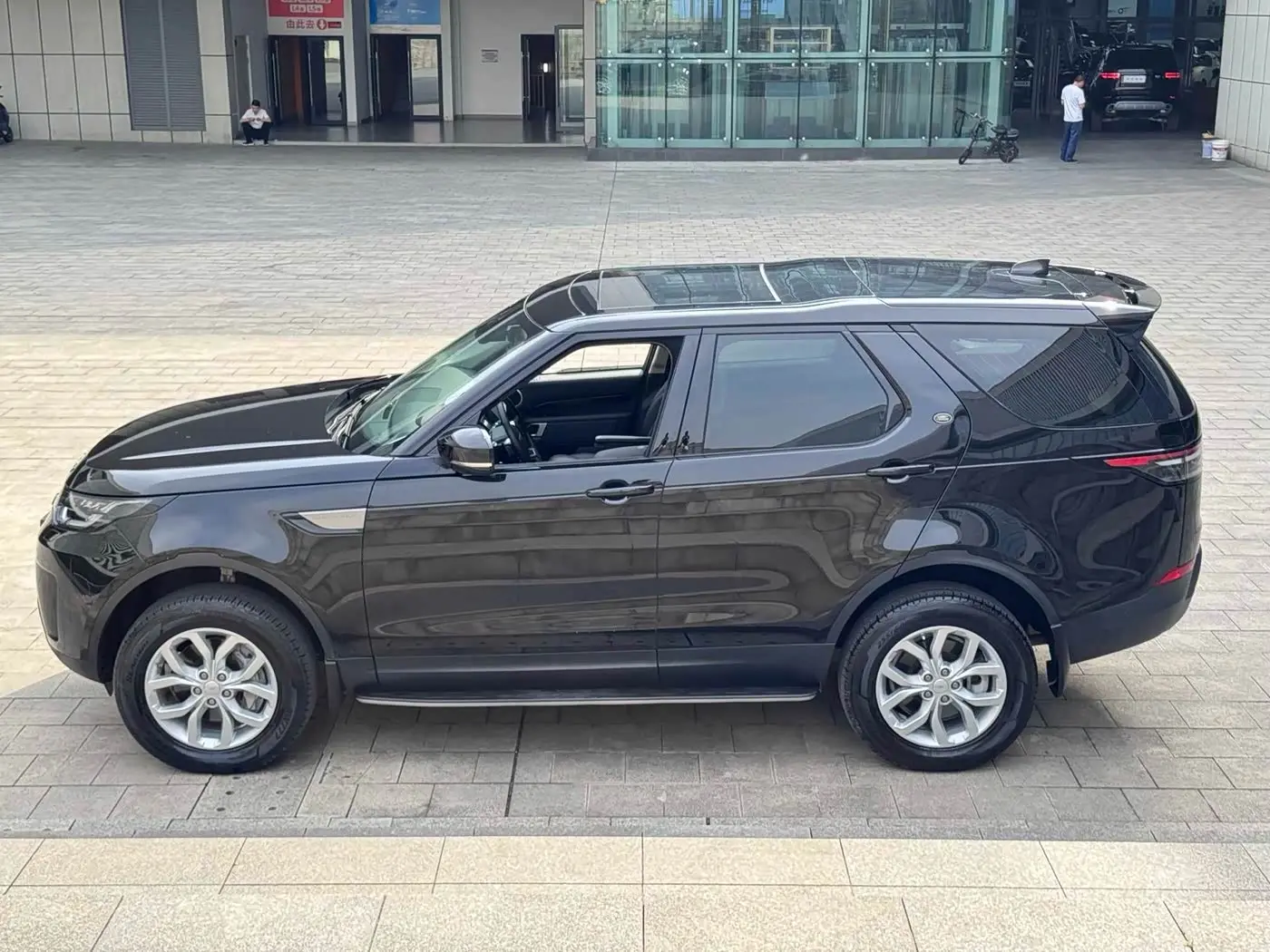 Land Rover Discovery 2019 — Фото 4/13