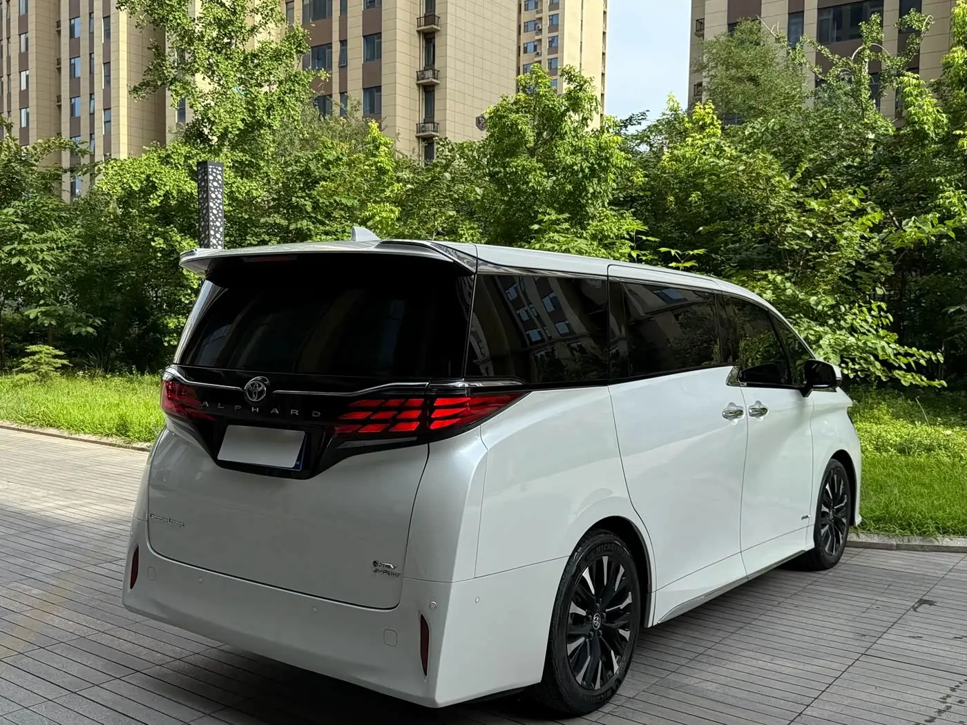 Toyota Alphard 2023 — Photo 7/17