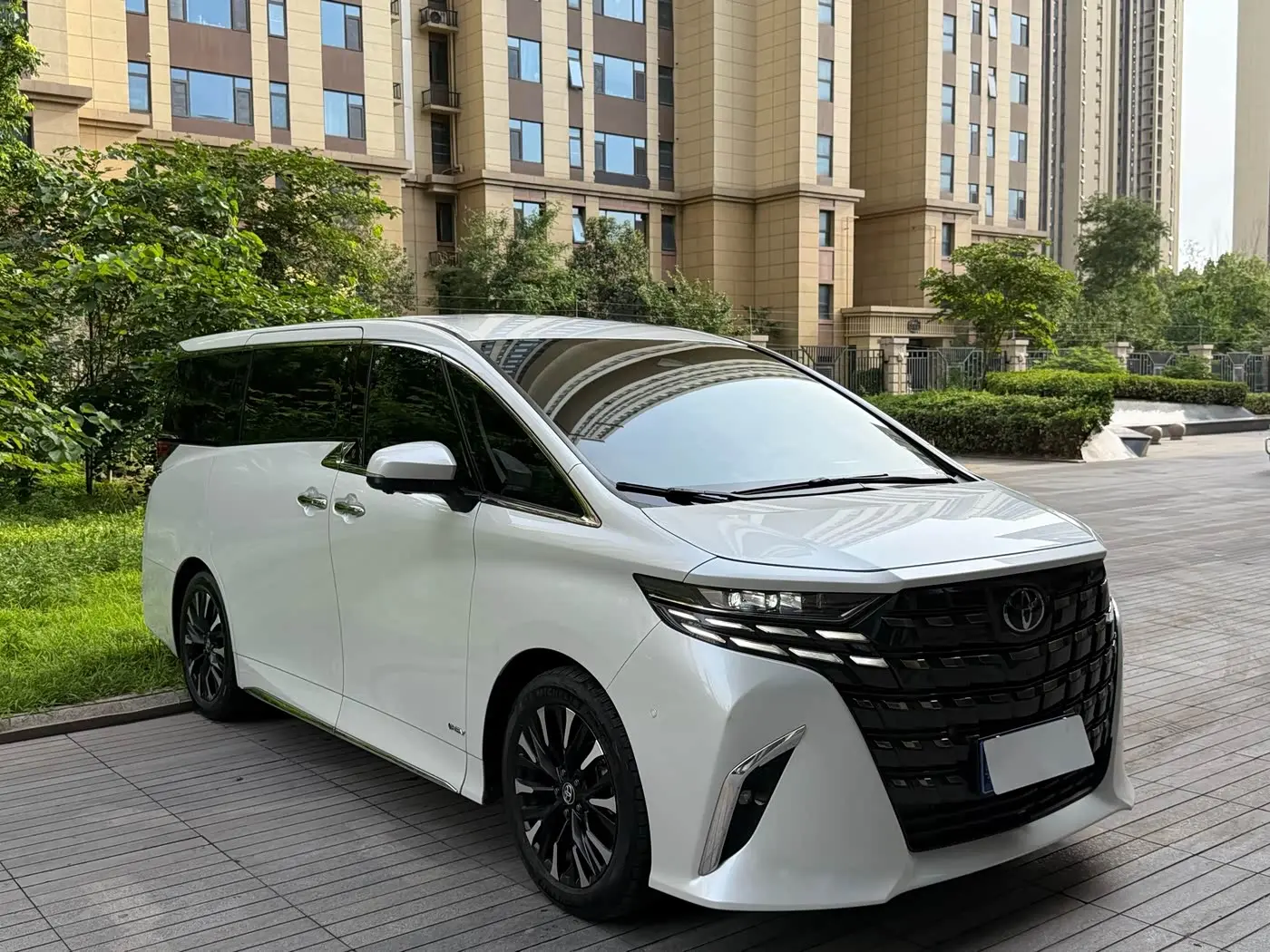 Toyota Alphard 2023 — Photo 4/17