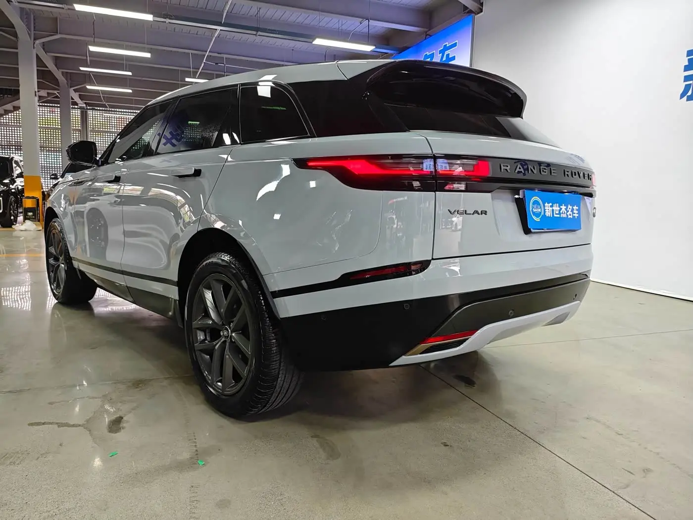 Land Rover Range Rover Velar 2024 — Фото 17/17