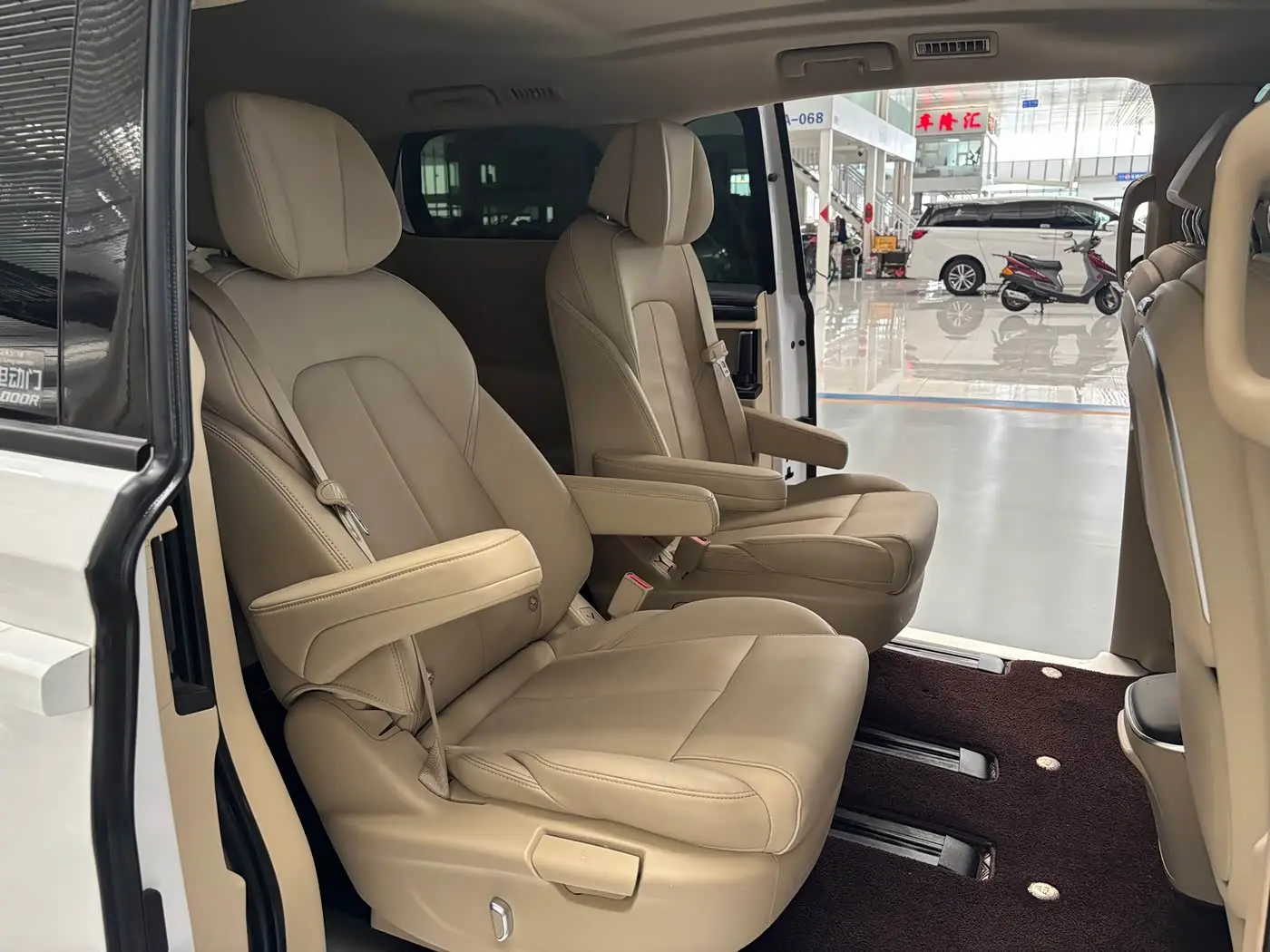 Buick GL8 2023 — Photo 8/12