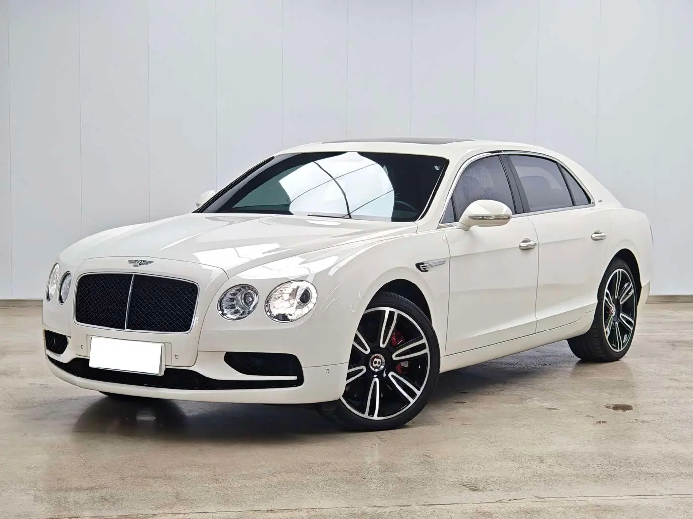 Bentley Flying Spur 2018 — Фото 1/15