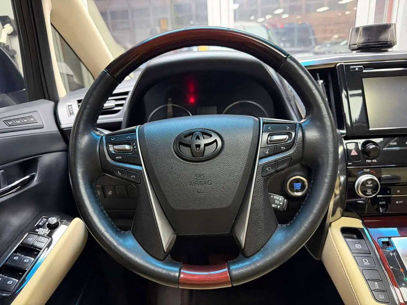 Toyota Alphard 2018 — Photo 9/20