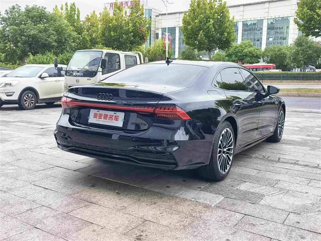 Audi A7L 2024 — Фото 7/17