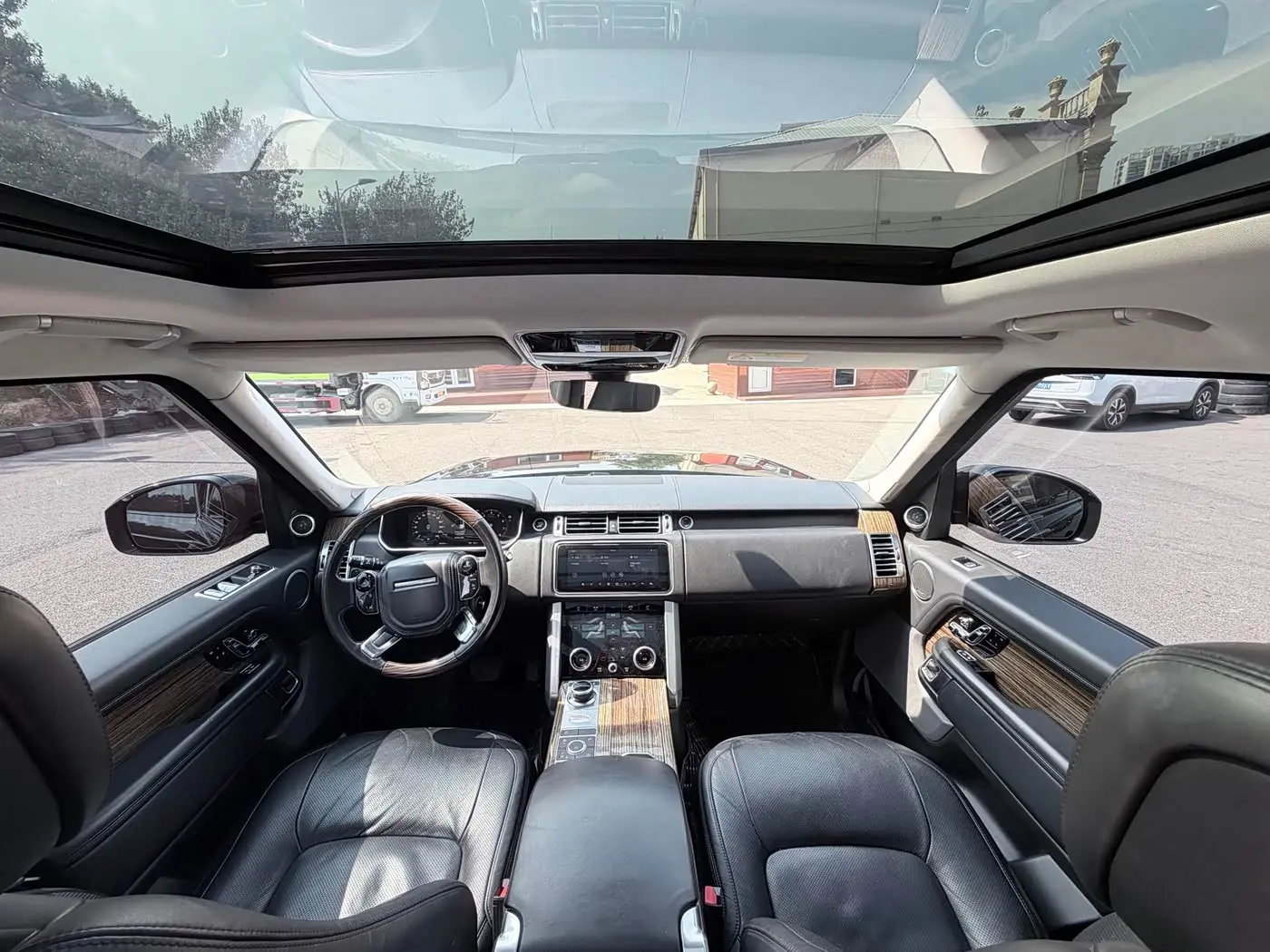 Land Rover Range Rover 2018 — Photo 2/9