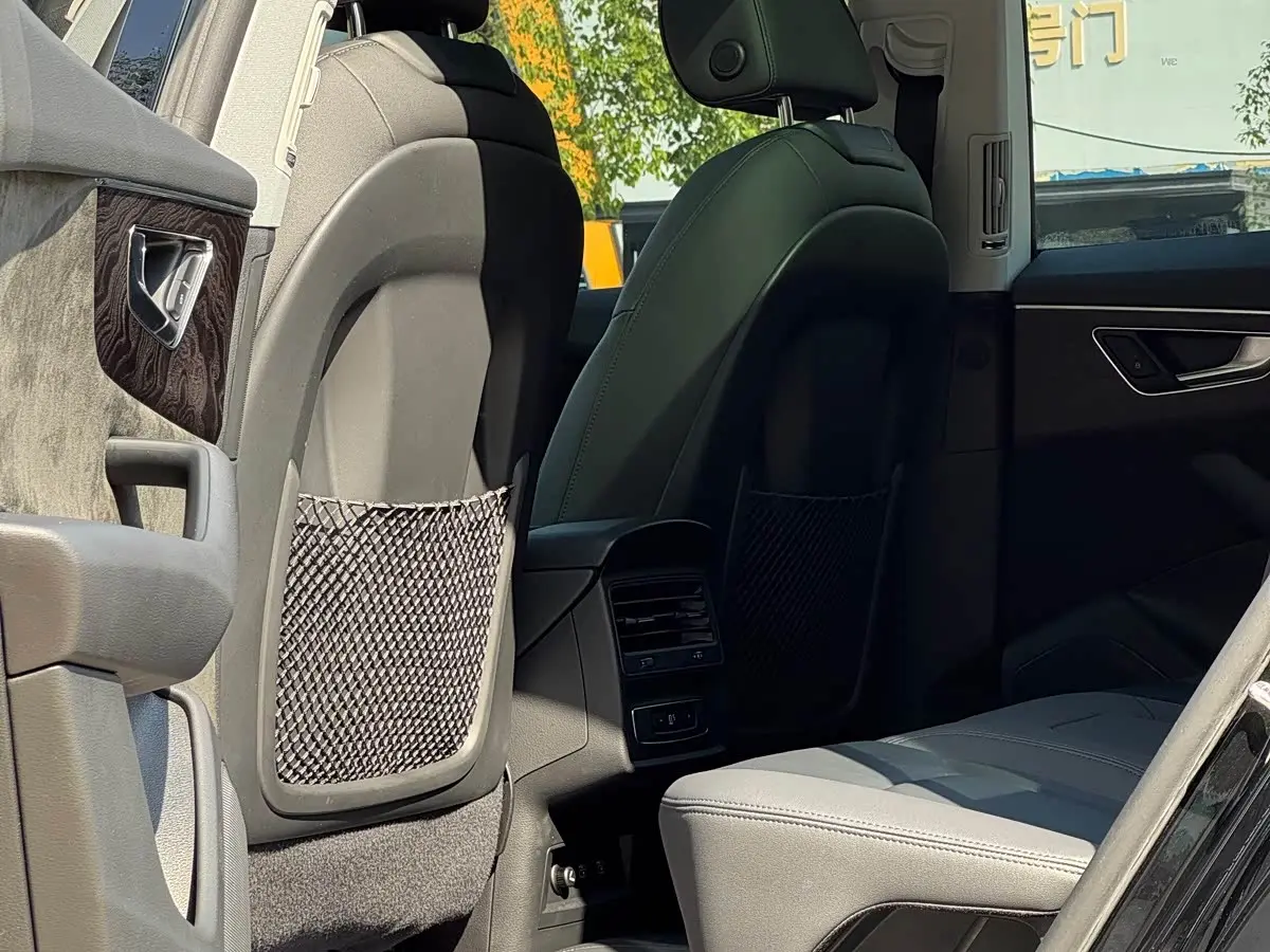 Audi Q8 2021 — Photo 8/12