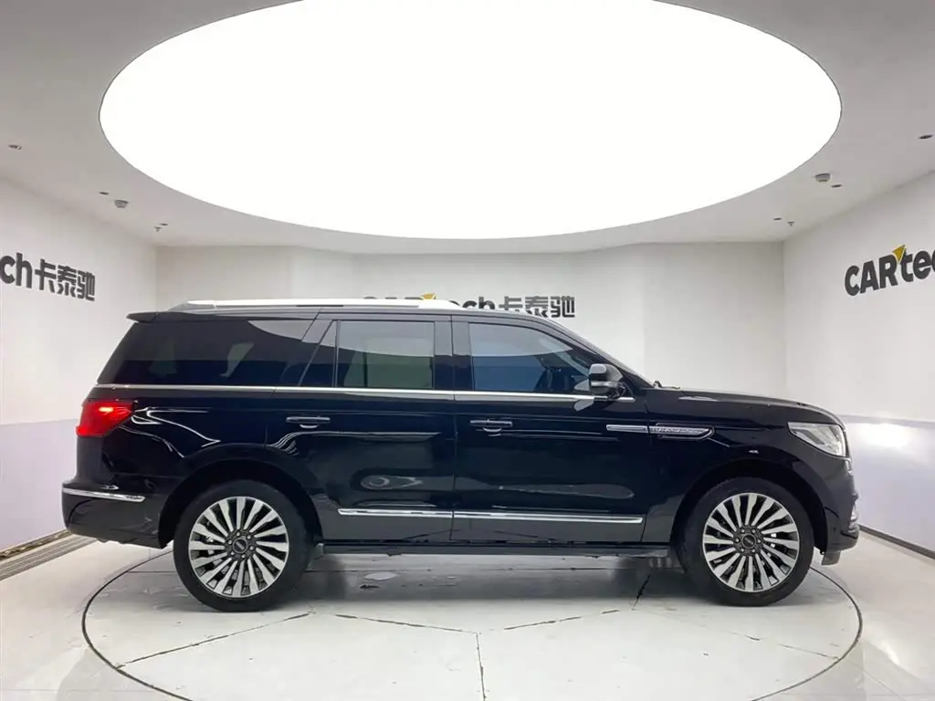 Lincoln Navigator 2021 — ფოტო 4/20