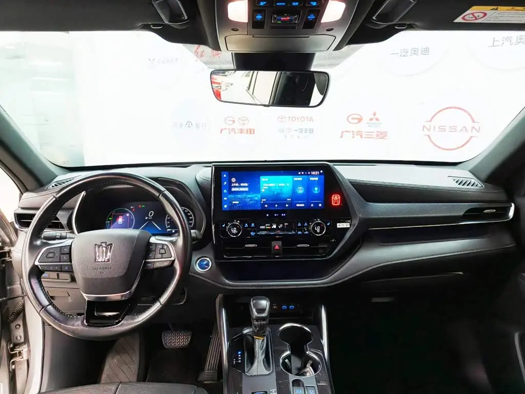 Toyota Crown Kluger 2022 — Photo 8/20