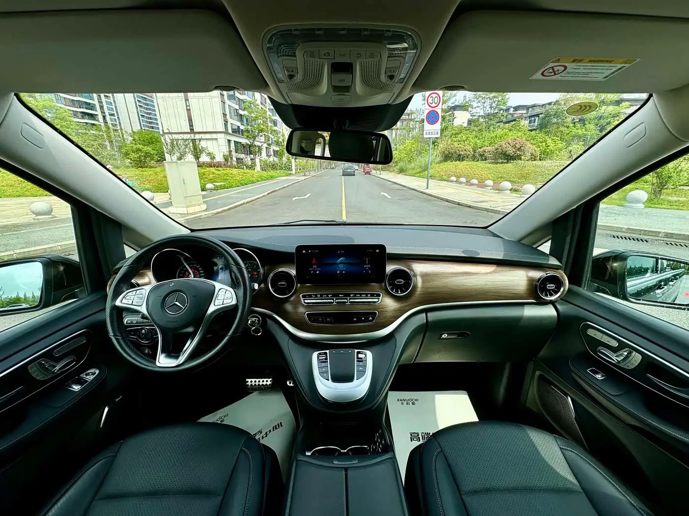 Mercedes-Benz V-Class 2021 — Photo 11/18