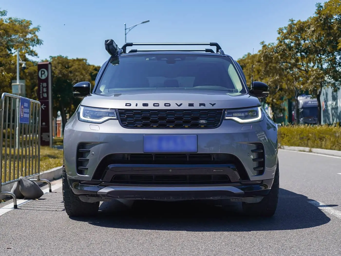 Land Rover Discovery 2022 — Фото 2/13