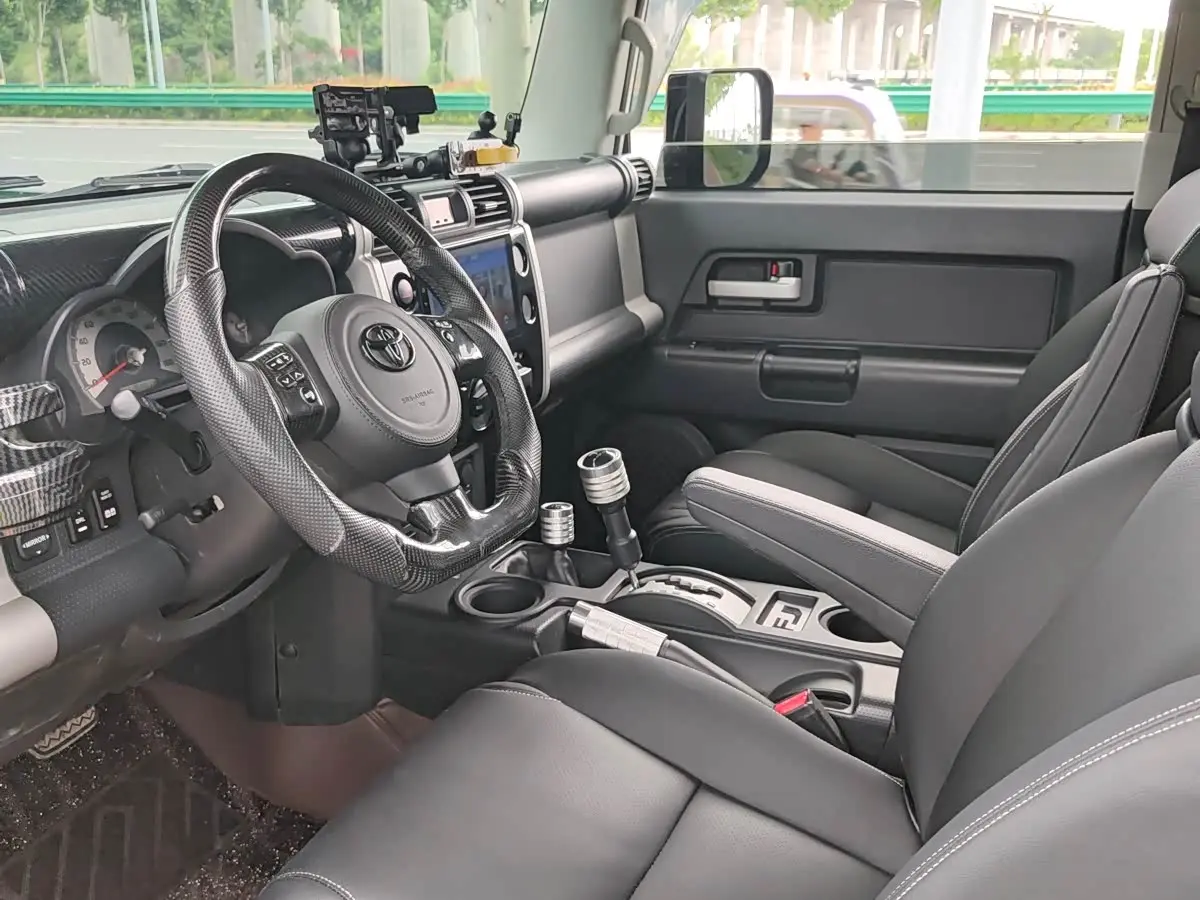 Toyota FJ Cruiser 2018 — Фото 8/18