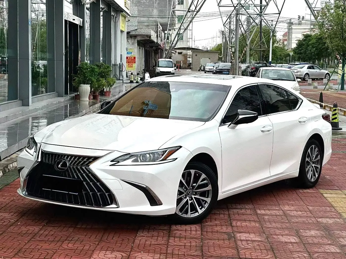 Lexus ES 2022 — Photo 1/10