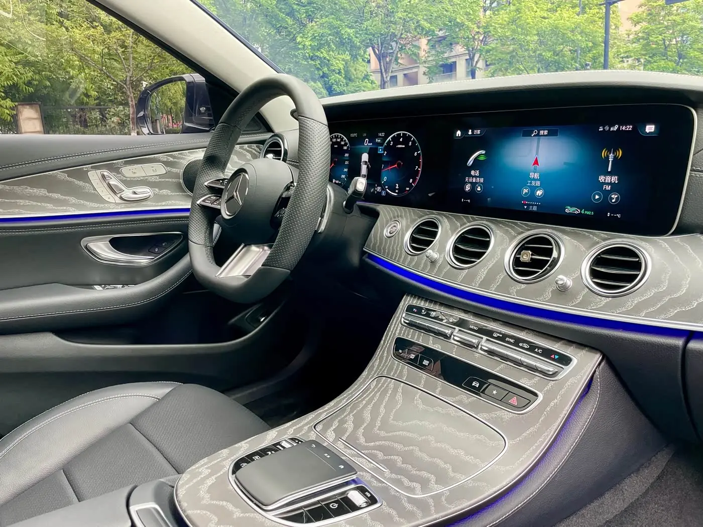Mercedes-Benz E-Class 2023 — Photo 14/19