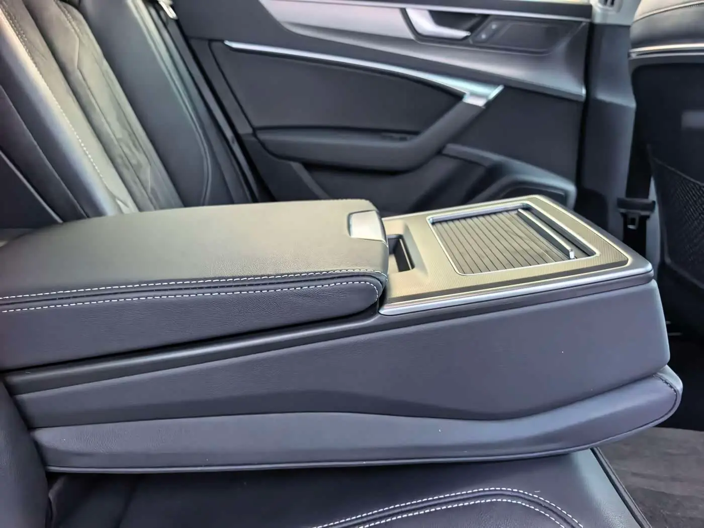 Audi A7L 2024 — Photo 11/17