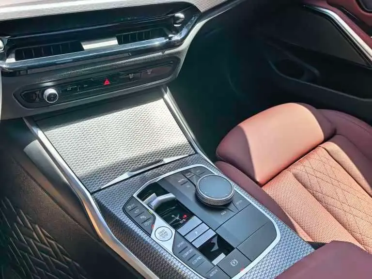 BMW 3 Series 2025 — Photo 8/17